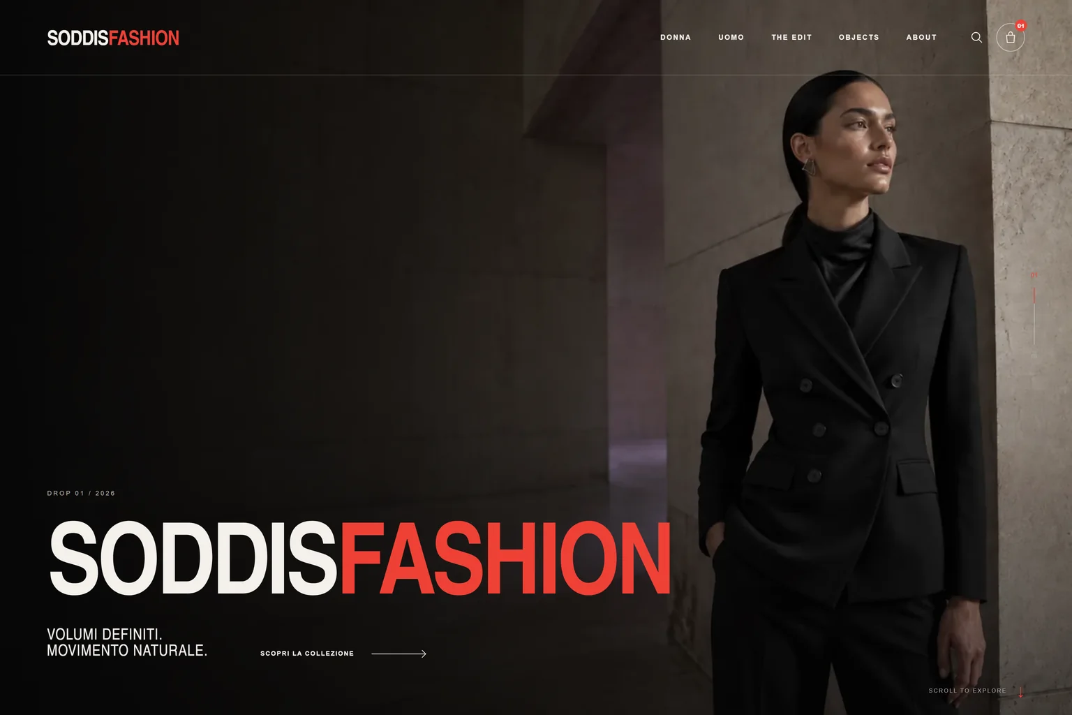 SoddisFashion, marchio di moda inventato: schermata iniziale con la modella in tailleur nero e il nome in bianco e magenta.